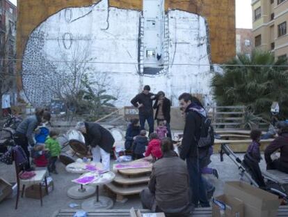 Vecinos de Ciutat Vella durante un taller para la construcción de la falla del solar Corona.