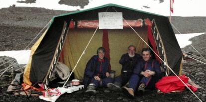 Tienda de campaña instalada en Isla Livingston durante la primera campaña antártica española, el 27 de diciembre de 1986.