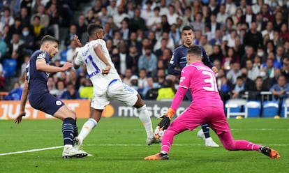 Rodrygo, en la acción que dio el primer gol al Real Madrid. 