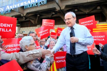 'Supermontilla, mitin de bolsillo'. Después del Supermontilla, el increíble hombre normal, que crearon los jóvenes del Partit dels Socialistes, llegó el anuncio La vida de Monti, que replica a los Monty Pyton. Ayer, las novedades de la campaña del PSC siguieron con el mitin de bolsillo que el presidente de la Generalitat y candidato, José Montilla, dio en Cornellà. En una plaza que le es favorable, plantó dos cajas delante del mercado y casi a pelo dio un discurso de 10 minutos. Habrá más fastmítines. De Montilla; de la número dos, Montserrat Tura, y del número tres, Celestino Corbacho, aseguran en el PSC.