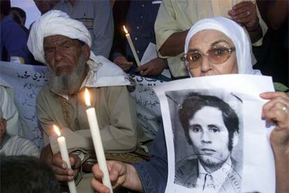 Familiares de los presos muertos en Tazmamart recordaron, en 2000, su memoria ante el antiguo penal clandestino.