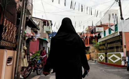 Una mujer vestida con un hiyab camina por Colombo, este lunes.