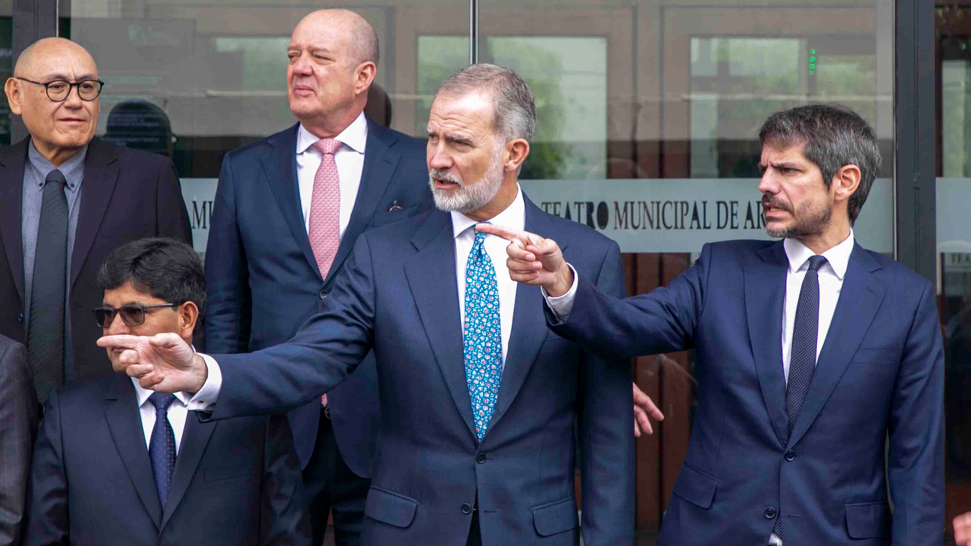 Desde la izquierda, Víctor Hugo Rivera, alcalde de Arequipa, el rey Felipe VI y Ernest Urtasun, ministro de Cultura de España en Arequipa.