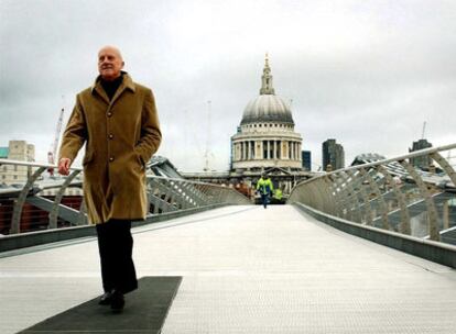 El arquitecto Norman Foster se pasea el 22 febrero de 2002 por su puente del Milenio, en Londres.