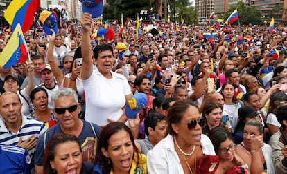 Opositores a Maduro durante a declaração de Guaidó como presidente interino da Venezuela.