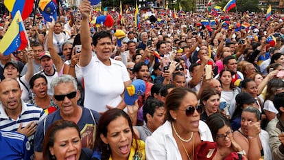 Opositores a Maduro durante a declaração de Guaidó como presidente interino da Venezuela.