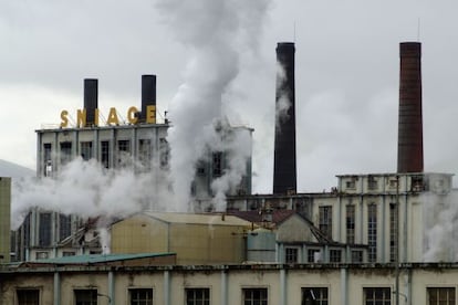 Fábrica de la papelera Sniace en Torrelavega (Cantabria).