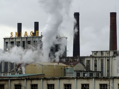 Fábrica de la papelera Sniace en Torrelavega (Cantabria).