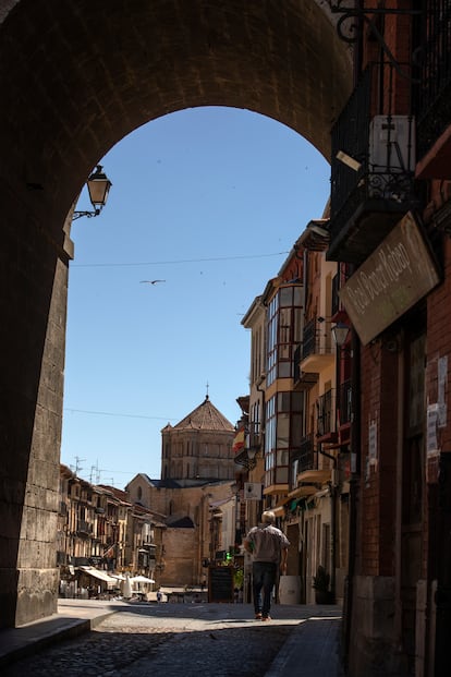 Un hombre camina por el centro histórico de Toro (Zamora).