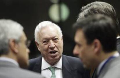 El ministro español de Asuntos Exteriores, José Manuel García-Margallo (c), al inicio de la reunión del consejo de ministros de Exteriores de la Unión Europea en Bruselas (Bélgica) hoy.