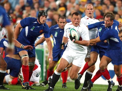 Steve Thompson rodeado de rivales franceses durante la semifinal del Mundial de rugby de 2003.