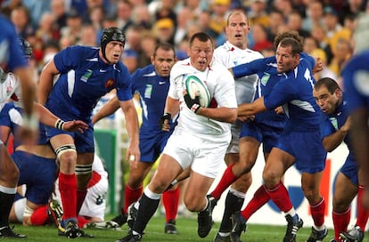 Steve Thompson rodeado de rivales franceses durante la semifinal del Mundial de rugby de 2003.