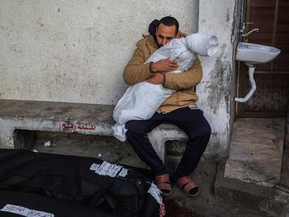 Un hombre abraza el cadáver de un menor víctima de un ataque israelí este miércoles 21 de febrero sobre la ciudad de Rafah, en Gaza.