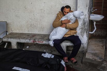 Un hombre abraza el cadáver de un menor víctima de un ataque israelí este miércoles 21 de febrero sobre la ciudad de Rafah, en Gaza.