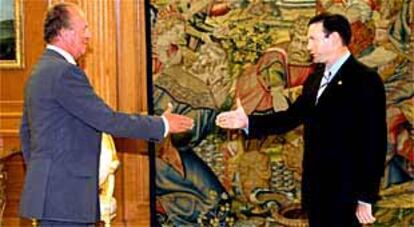 Don Juan Carlos saluda al <i>lehendakari,</i> Juan José Ibarretxe, en el palacio de la Zarzuela.
