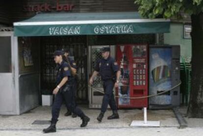 Unos policías vigilan el bar Faisán.