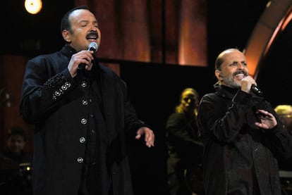 El mexicano Pepe Aguilar y Miguel Bosé cantan durante la gala de la decimoquinta edición de los Premios Grammy Latinos.