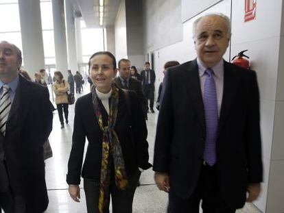 Rafael Blasco, a la derecha, cuando era consejero, camina junto a la presidenta del Tribunal Superior valenciano en 2011.