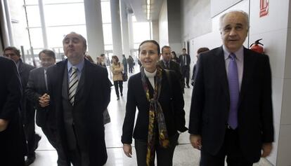 Rafael Blasco, a la derecha, cuando era consejero, camina junto a la presidenta del Tribunal Superior valenciano en 2011.