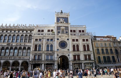 Venecia recibe cada año a unos 30 millones de turistas. Una de las visitas obligadas es la plaza de San Marcos, donde se alza un singular reloj de principios del siglo XVI. La torre en la que se aloja cuenta con tres esferas: una marca las horas, otra las lunas y soles y la tercera los símbolos del zodiaco. Esto permitía a los marineros conocer las mareas y el mejor momento en el que salir al mar. Conocido como el reloj de San Marcos o de los Moros, por las dos figuras de bronce que lo coronan, en la parte superior se divisa una virgen, con las puertas de las que salen los Magos los días de la Epifanía y la semana de la Ascensión para tocar las horas y hacer una reverencia a la virgen.