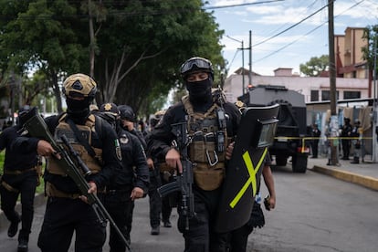 Elementos de la fuerza de tarea Zorros abandonan el recinto.