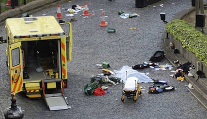 Cuerpo del policía fallecido tendido en el suelo.