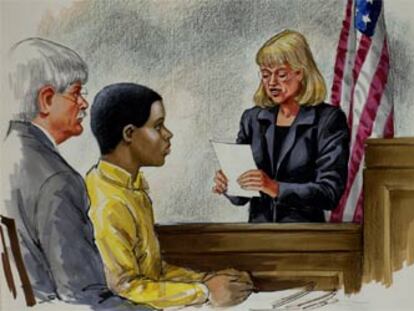 Dibujo del momento en el que Lee Malvo (centro) y su abogado, Craig S. Cooley, escuchan a una funcionaria del tribunal de Chesapeake (Virginia) leyendo la sentencia de culpabilidad que le podría suponer la pena de muerte.