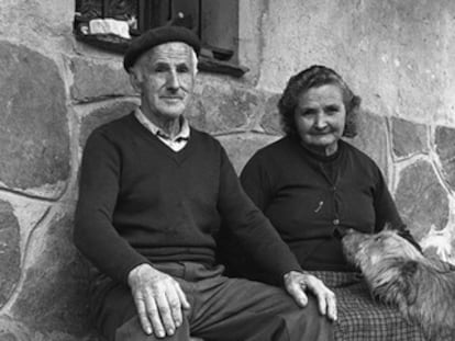 Jesús García, con su esposa y su perro en Majaelrayo.