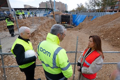 La alcaldesa de Zaragoza y presidenta del Consejo de Administración de la Sociedad La Nueva Romareda, Natalia Chueca, durante su visita este viernes de la evolución de las obras de la Fase 1A del futuro campo de fútbol.