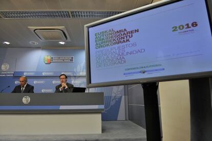 Ricardo Gatzagaetxebarria, consejero de Hacienda, en la presentación de los presupuestos vascos de 2016, junto al portavoz Josu erkoreka.