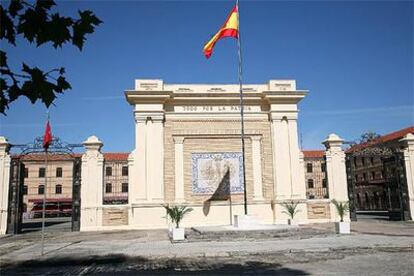 Una bandera española en el lugar que ocupaba la estatua de Franco en la Academia Militar de Zaragoza.