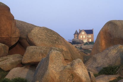 Perros-Guirec, en la costa de granito rosa de la Bretaña francesa, es famoso por el castillo de Costaeres.