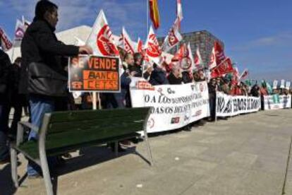 Unos doscientos delegados sindicales de los trabajadores del Banco Ceiss se concentran ante las Cortes de Castilla y Len para mostrar su rechazo a los 1.500 despidos en esta entidad. EFE/Archivo