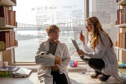 Michael Pitt y Brit Marling, en un fotograma de 'Orígenes'.