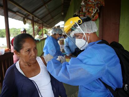 Una mujer recibe la vacuna contra la covid-19, en Iquitos, Perú, el pasado 15 de mayo.