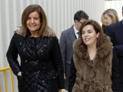 La vicepresidenta del Gobierno, Soraya Sáenz de Santamaría (derecha), y la ministra de Trabajo, Fátima Báñez