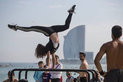 Esportistes en una platja de Barcelona.