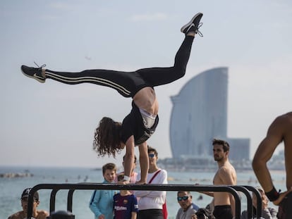 Esportistes en una platja de Barcelona.