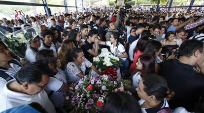 Amigos y compa&ntilde;eros de las v&iacute;ctimas en su funeral.