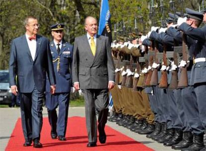 El rey Juan Carlos y el  presidente de Estonia, Toomas Hendrik Ilves, pasan revista a la guardia de honor estonia durante la ceremonia de recepción en Tallin.ov)