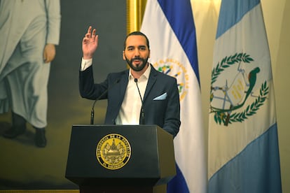 Bukele discursa durante ato público em El Salvador nesta segunda-feira.