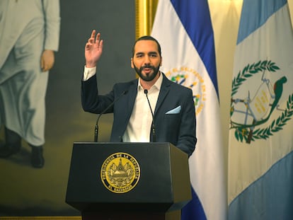Bukele discursa durante ato público em El Salvador nesta segunda-feira.
