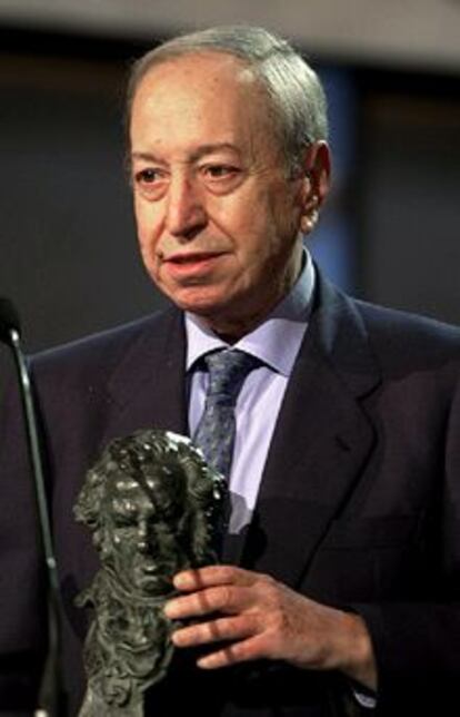 José Luis Dibildos, recoge el Goya de Honor de la Academia de Cine, en 2001