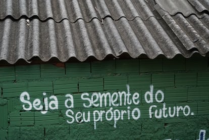 El lema “Sea la semilla de su propio futuro”, escrito en los muros de la huerta comunitaria de Paraisópolis.