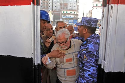 Um homem chega a um centro eleitoral controlado por militares em Alexandria.