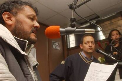 Dos ecuatorianos protestan a través de los micrófonos de Radio Luna.