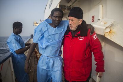 Un membre de Proactiva Open Arms ajuda un migrant ferit a bord del buc de rescat 'Golfo Azurro'.