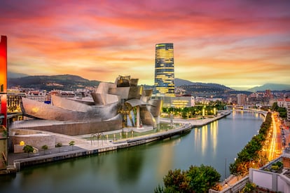 El museo Guggenheim, icono de la ciudad, representó un paso al frente hacia modernización. Pero Bilbao ha sabido preservar su cultura y sus señas de identidad, para mantener una esencia única y singular, mirando a la ría.