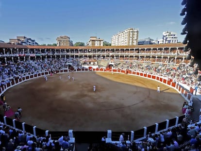 Panorámica de la plaza de toros de Gijón.