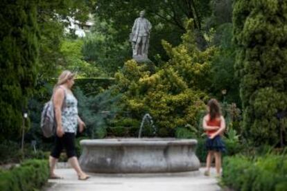 Unos visitantes por el Jardín Botánico.